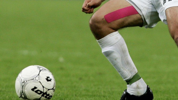 viele-profi-fussballer-setzen-schon-lange-auf-kinesio-tapes-wie-hier-im-bild-ex-nationalspieler-oliver-neuville-