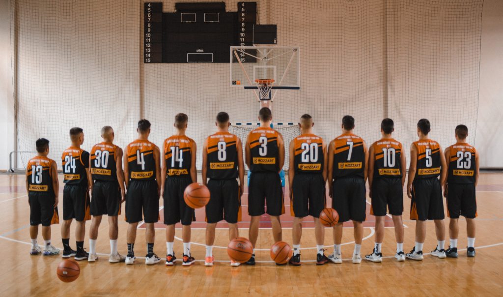 (FOTO) Za „Prvi koš“: Mozzart podržao Školu košarke u Vitezu